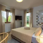 Villa Lo La *