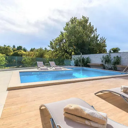 Lo La Villa